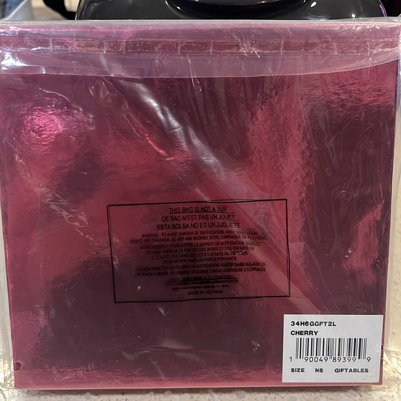 Michael Kors Passport and Luggage Tag Set - Picture 2 of 7